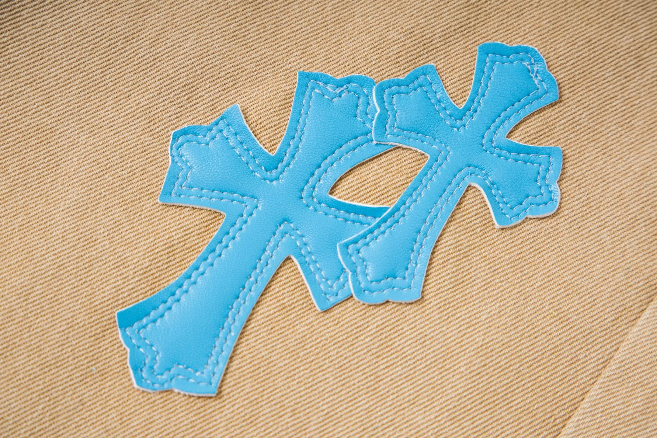 P240 Chrome Hearts 2025 New Light Blue Cross Leather Label Couple Washed Jeans This season’s hot item is sought after by countless celebrities and fashionistas. The neat details of the cutting process add color to the playful fashion! The neat and meticulous design, and the well-fitting structure is unique. The upper body not only has outstanding recognition, but also looks younger and younger. A style with the ultimate wearing meaning and performance, gorgeous color matching, and the craftsmanship of this style is also extremely extraordinary. After the finished product is washed, it is disassembled and hand-made with sheepskin cross leather and then spliced ​​together to complete. The whole piece has too many craftsmanship to describe. It is decorated with patchwork cross flowers and high-waisted washed jeans! ! Absolutely high-end luxury product, a god-level single product, a super popular product, made with top heavy industry, a magic weapon that cannot be missed. Style number: 1867# Size: 28 30 32 34 Color: khaki blue